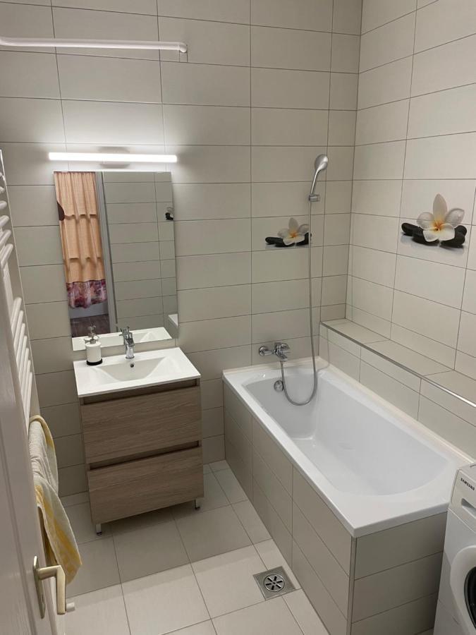 Pingvin Cukraszda Apartman Balatonmáriafürdő Buitenkant foto